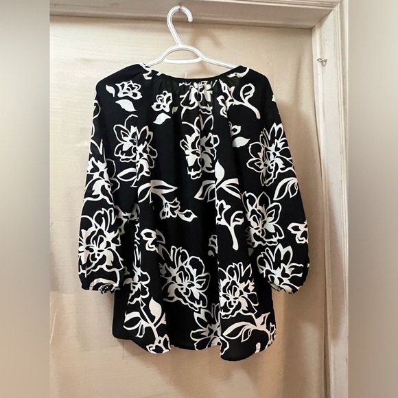 ⚫️ BOGO Comp Blu bold black and white floral print women’s top size medium - Picture 5 of 5